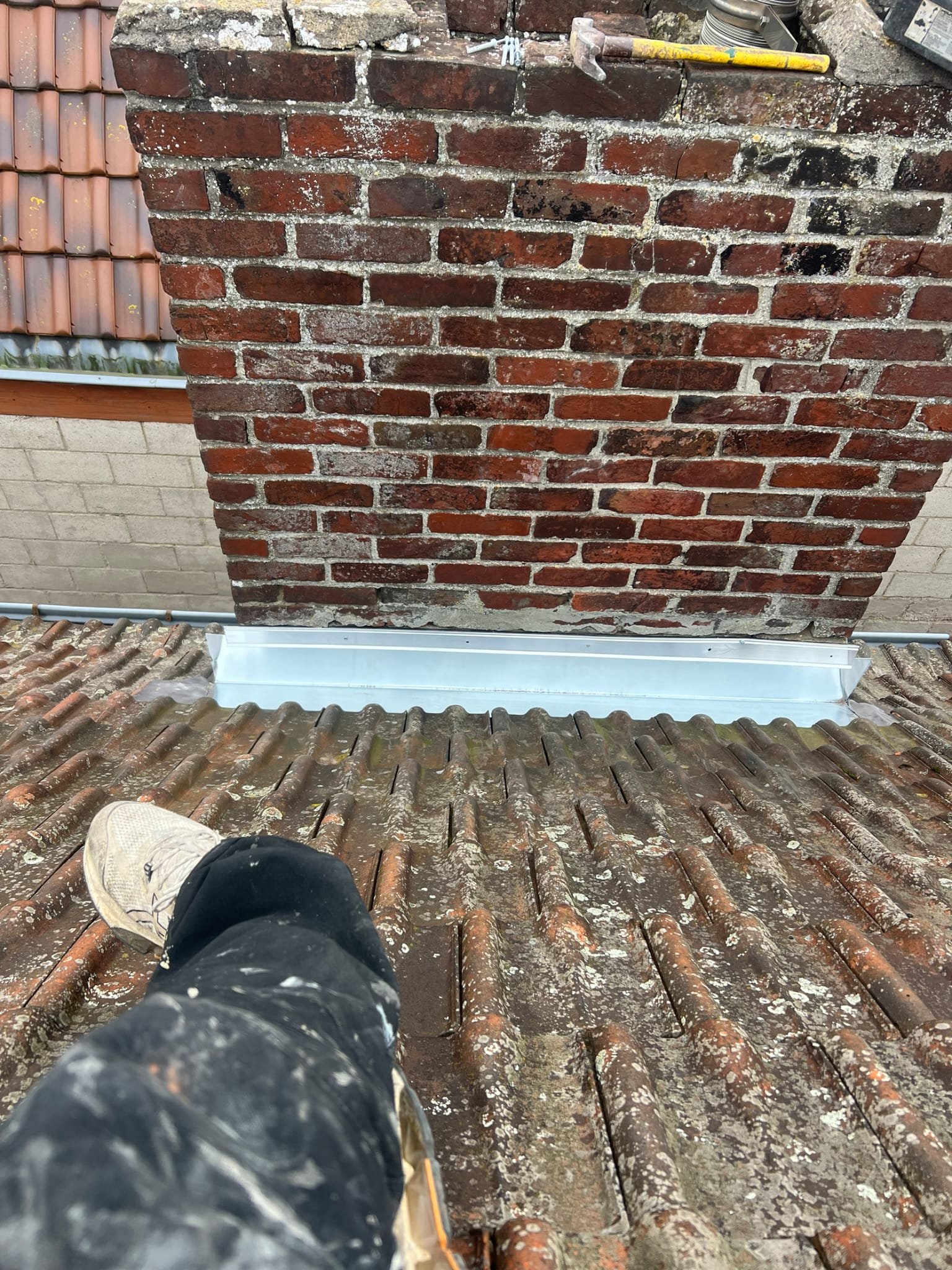 Pose solin zinc neuf autour d'une cheminée en brique